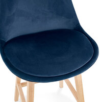 Barkruk Basil velvet blauw met blank houten poten