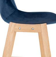 Barkruk Basil velvet blauw met blank houten poten