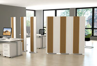 Draaibare witte roomdivider Oxford met akoestische eiken lattenwand op ronde voet
