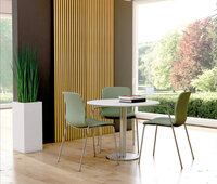 Vier verticaal gekoppelde Oxford wandpanelen cre&euml;ren een hoge akoestische designwand van 160 cm in een kantoorruimte